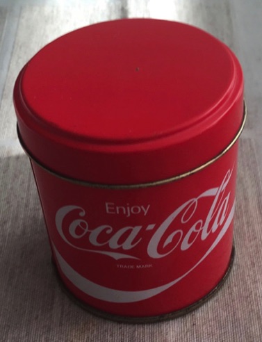 7610-1 € 2,50 coca cola voorraadblikje 8cm H.jpeg